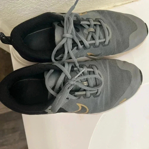 Nike kids running shoes - Picture 2 of 5